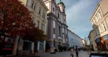 Szekesfehervar, Macaristan - 2 Kasım 2024: Hareketli Kartpostal: Hızlı Hareketteki Kilise Kilisesi. Hiperlapse.