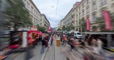 Budapeşte, Macaristan - 6 Ekim 2024: Budapeşte Sokak Gıda Festivali: Macaristan 'ın kalbinde lezzetler, aromalar ve aşçılık yaratıcılığının canlı bir kutlaması. Yüksek hız, hareket bulanıklığı.