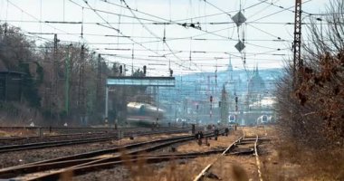 Budapeşte, Macaristan - 1 Şubat 2025: Uzakta Parlamento ile Budapeşte 'ye Gelen Trenler. Zaman ayarlı, geçişi yakınlaştır.