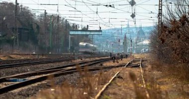 Budapeşte, Macaristan - 1 Şubat 2025: Uzakta Parlamento ile Budapeşte 'ye Gelen Trenler. Zaman ayarlı, kaydırmalı geçiş.