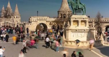 Budapeşte, Macaristan - 19 Nisan 2025: Fisherman 's Bastion' da Aziz Stephen Heykeli 'nin yakınındaki insanlar Budapeşte üzerinde Kralın Manzarası. Zaman ayarlı, kaydırmalı geçiş