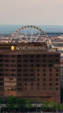 Budapeşte, Macaristan - 25 Nisan 2025: Tuna Nehri 'ne bakan Lüks Kıtalararası Budapeşte. Zaman aşımı, uzaklaşma geçişi, dikey yönelim.