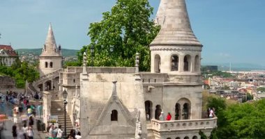 Budapeşte, Macaristan - 3 Mayıs 2025: Balıkçı Kalesi 'nin beyaz kulelerini keşfeden yaz kalabalığı. Zaman ayarlı, kaydırmalı geçiş.