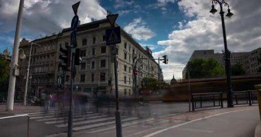 Budapeşte, Macaristan - 24 Mayıs 2025: Jaszai Mari Meydanı ve arkasında Parlamento var. Zaman Uygulaması.