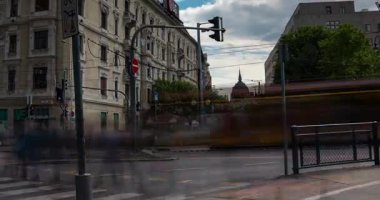 Budapeşte, Macaristan - 24 Mayıs 2025: Jaszai Mari Meydanı ve arkasında Parlamento var. Zaman aşımı, geçiş dönemini yakınlaştır.