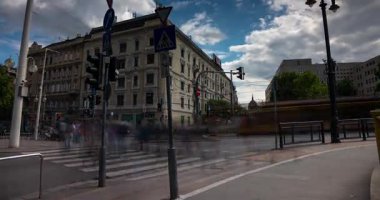 Budapeşte, Macaristan - 24 Mayıs 2025: Jaszai Mari Meydanı ve arkasında Parlamento var. Zaman ayarlı, kaydırmalı geçiş.