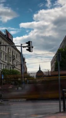 Budapeşte, Macaristan - 24 Mayıs 2025: Jaszai Mari Meydanı ve arkasında Parlamento var. Zaman aşımı, uzaklaşma geçişi, dikey yönelim.