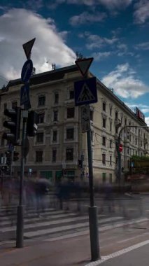 Budapeşte, Macaristan - 24 Mayıs 2025: Jaszai Mari Meydanı ve arkasında Parlamento var. Zaman geçişi, kaydırma geçişi, dikey yönelim.