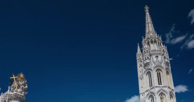 Budapeşte, Macaristan - 19 Nisan 2025: Kutsal Üçlü Heykeli ve Meryem Kilisesi ile Budapeşte 'deki Şato Bölgesi. Zaman aşımı, geçiş dönemini yakınlaştır.