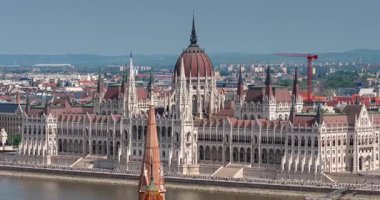 Budapeşte, Macaristan - 3 Mayıs 2025: Budapeşte Parlamentosu 'nun büyüleyici çatılarıyla panoramik manzarası. Zaman aşımı, geçiş dönemini yakınlaştır.