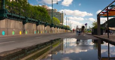 Budapeşte, Macaristan - 19 Nisan 2025: Budapeşte 'de Tuna Nehri boyunca yaya geçidi. Zaman ayarlı, kaydırmalı geçiş.