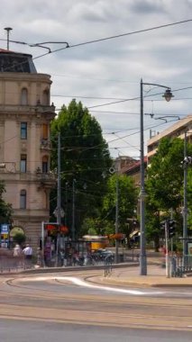 Budapeşte, Macaristan - 12 Temmuz 2025: Budapeşte 'deki Szent Gellert Meydanı' nda tramvay ve otomobil trafiği. Zaman aşımı, uzaklaşma geçişi, dikey yönelim.