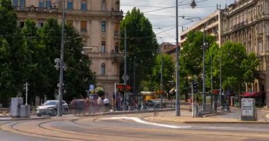 Budapeşte, Macaristan - 12 Temmuz 2025: Budapeşte 'deki Szent Gellert Meydanı' nda tramvay ve otomobil trafiği. Zaman aşımı, geçiş dönemini yakınlaştır.