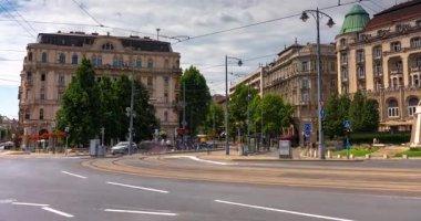 Budapeşte, Macaristan - 12 Temmuz 2025: Budapeşte 'deki Szent Gellert Meydanı' nda tramvay ve otomobil trafiği. Zaman Uygulaması.