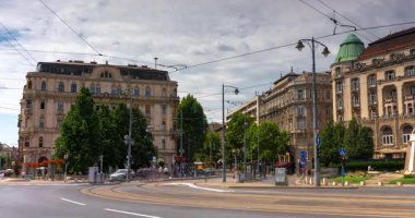 Budapeşte, Macaristan - 12 Temmuz 2025: Budapeşte 'deki Szent Gellert Meydanı' nda tramvay ve otomobil trafiği. Zaman ayarlı, kaydırmalı geçiş.