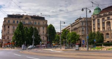 Budapeşte, Macaristan - 12 Temmuz 2025: Budapeşte 'deki Szent Gellert Meydanı' nda tramvay ve otomobil trafiği. Zaman ayarlı, geçişi yakınlaştır.