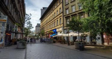 Budapeşte, Macaristan - 27 Temmuz 2025: Smashy Burger restoranında kalabalıkla birlikte Baross Caddesi manzarası. Zaman ayarlı, geçişi yakınlaştır.