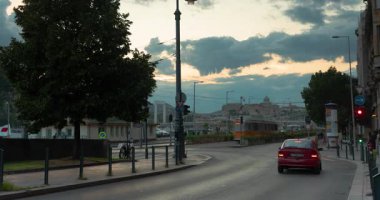 Budapeşte, Macaristan - 01 Ağustos 2025: Belgrad rkp. Budapeşte caddesi. Zaman ayarlı, kaydırmalı geçiş.
