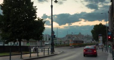 Budapeşte, Macaristan - 01 Ağustos 2025: Belgrad rkp. Budapeşte caddesi. Zaman ayarlı, geçişi yakınlaştır.