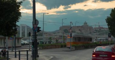 Budapeşte, Macaristan - 01 Ağustos 2025: Belgrad rkp. Budapeşte caddesi. Zaman aşımı, geçiş dönemini yakınlaştır.