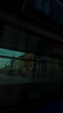 Zagreb, Hırvatistan - 23 Ağustos 2025: Zagreb şehir merkezindeki işlek bir sokak köşesinin, tramvaylar, yayalar ve dinamik bir gökyüzü altında klasik Avusturya-Macaristan mimarisini gösteren bir takvimi.