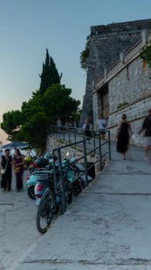 Rovinj 'de akşam yürüyüşü, insanların Adriyatik Denizi' nde gün batımını izlediği, kaldırım taşlı patikalarla çevrili..