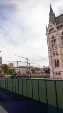 Macaristan Parlamento Binası, inşaat vinçleri ve kalabalıkların yer aldığı 23 Ekim 'de Budapeşte' deki Kossuth Meydanı 'nda