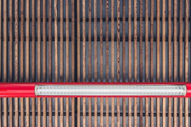 Ahşap doku yapısında lambalı bir çatı