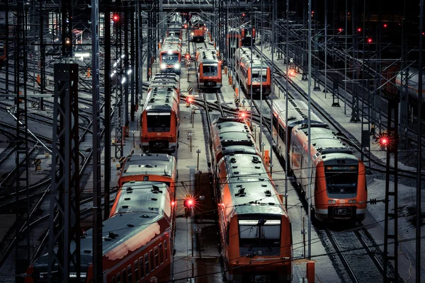 Treinstation met motie trein 's nachts — Stockfoto