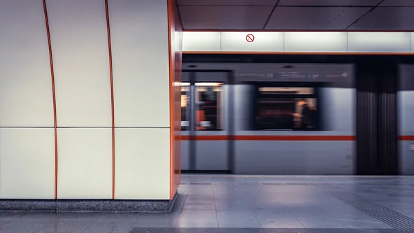 Metro estação de trem movimento — Fotografia de Stock