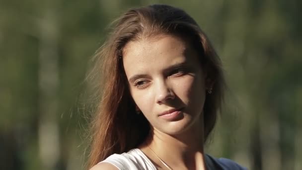 美丽的年轻女子，在夏季中的字段上 — 图库视频影像