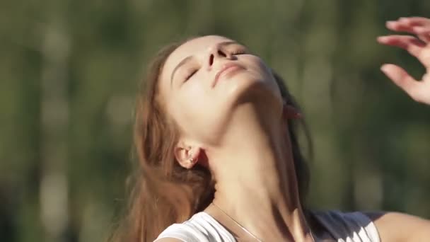 Krásná mladá žena na hřišti v létě — Stock video