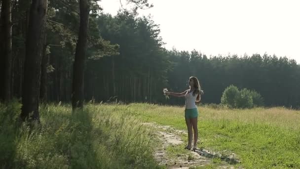 Felice donna alzando le mani su sfondo boschi — Video Stock