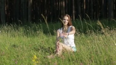 Güzel kadın parkta el sallayarak