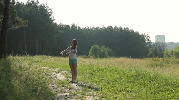 Tay yetişkin güzel kız parkta yoga egzersizleri yapıyor portresi — Stok video