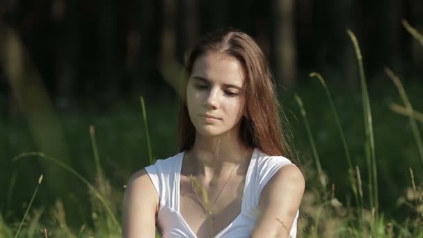 Mulher na floresta — Vídeo de Stock