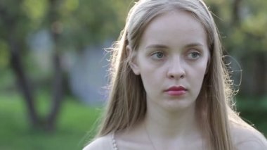 genç kadın yalama dudaklar