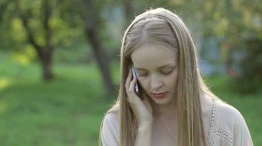 Genç kız telefonda konuşuyor.
