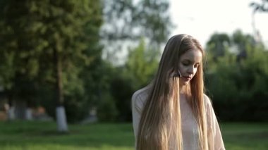 Şehir Parkı içinde bir telefonda konuşurken Bayan.