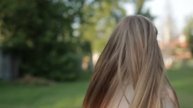 birisi smartphone ile konuşurken dans kadın.