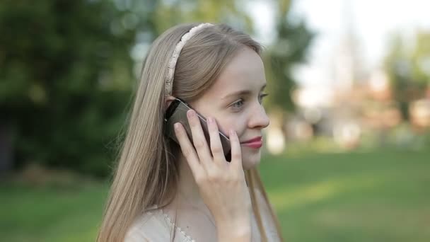 Hermosa chica hablando por teléfono — Vídeos de Stock