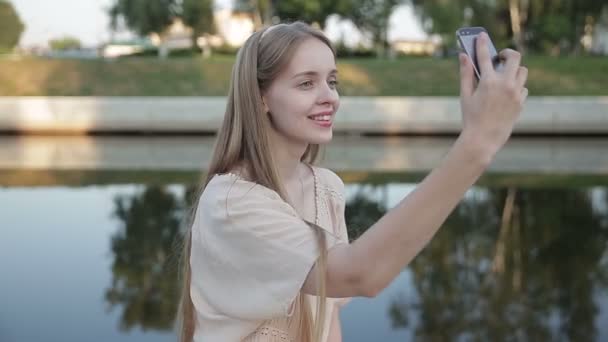 Jovem sorrindo adolescente feliz mulher fazendo selfie na rua — Vídeo de Stock