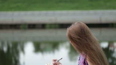 Genç kız Riverside tarafından yazma