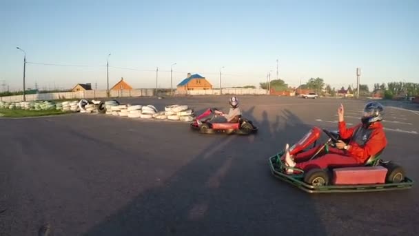 Drie coureurs starten in karts — Stockvideo