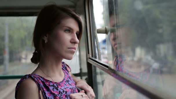 Молодая женщина едет на работу на автобусе — стоковое видео