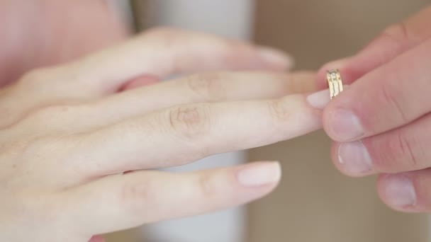 男が女の手に結婚指輪を着ています。 — ストック動画