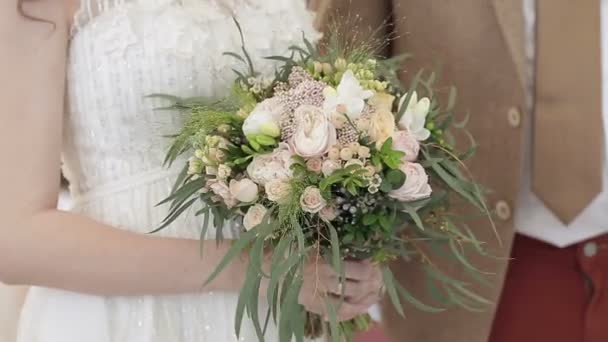 Наречений і наречений крупним планом на церемонії одруження — стокове відео