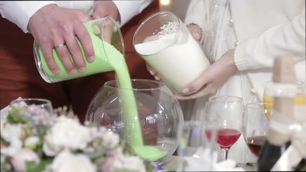 Detalhe da cerimônia de areia que está sendo realizada no casamento — Vídeo de Stock