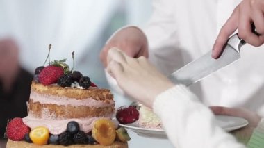 Gelin ve damat onların düğün pastası kesme