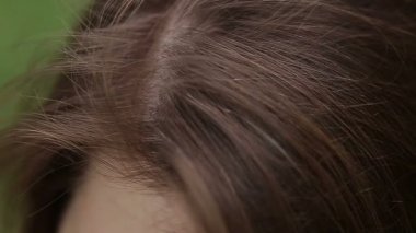 Bir genç kızın görünümü kadar yakın saç eliyle düzeltiyor